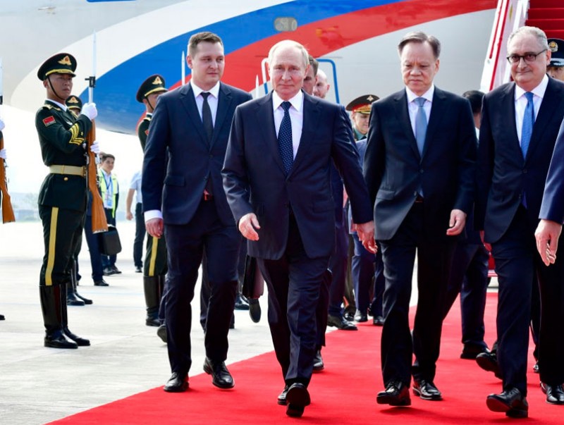 ОХУ-ын Ерөнхийлөгч Владимир Путин Тяньжинд хүрэлцэн ирэв