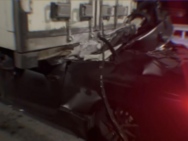 Зогсож байсан автомашины араас мөргөсөн ослын улмаас 5 хүний амь нас хохирчээ