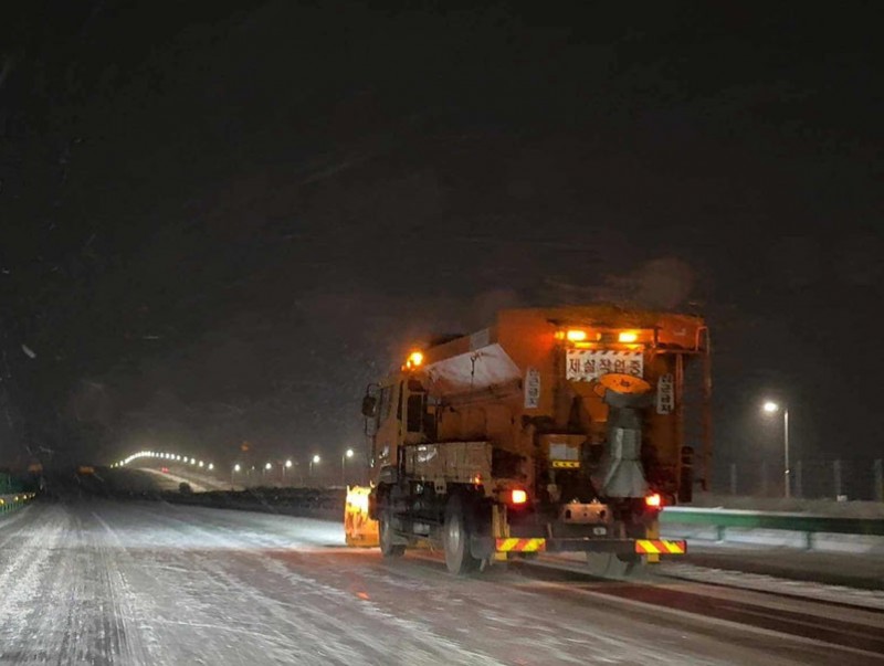 Халтиргаа гулгаа үүсэхээс сэргийлж 99 тонн давс, 6 тонн бодис цацаад байна