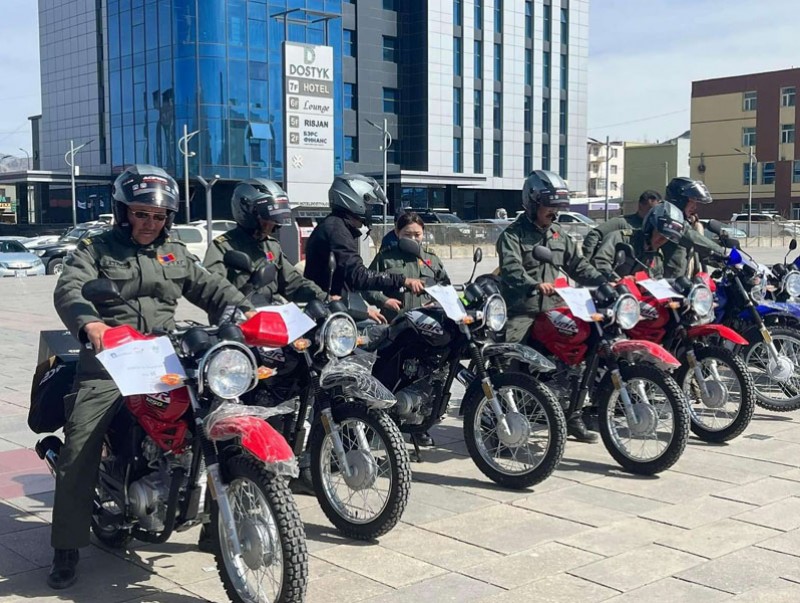 Байгаль хамгаалагчдад 32 мотоциклийг иж бүрэн хамгаалалтын хэрэгслийн хамт хүлээлгэн өгөв