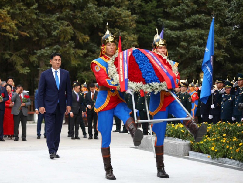 Монгол, Зөвлөлтийн амь үрэгдсэн дайчдад зориулсан дурсгалын хөшөөнд хүндэтгэл үзүүлж, цэцэг өргөлөө