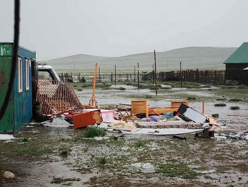 Нөөлөг салхины улмаас барилгын дээвэр, айлуудын гэр нуржээ