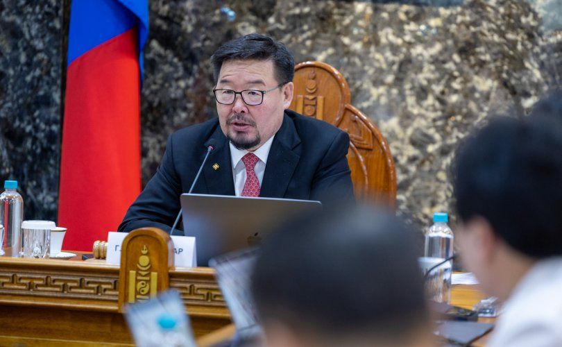 Засгийн газрын хурлаар заавал хэлэлцэх эхний асуудал, сэдэв энэ биш гэж үү Ерөнхий сайдаа?