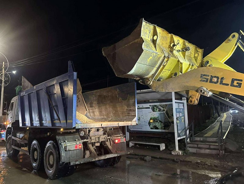 Өнгөрсөн шөнө 30 байршилд алба хаагчид 39 мотопомп, 87 техник хэрэгсэлтэй үерийн эрсдэлээс сэргийлж ажиллалаа