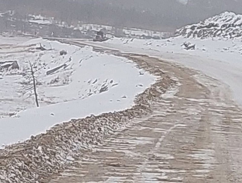 Солонготын даваанд цас орсны улмаас замын зорчих хэсэгт халтиргаа, гулгаа үүссэн байна